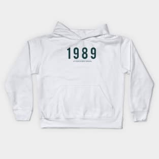 30th Birthday gift - 1989, 30 Years of Being Awesome Kids Hoodie